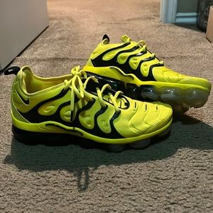Black and yellow Nike air max